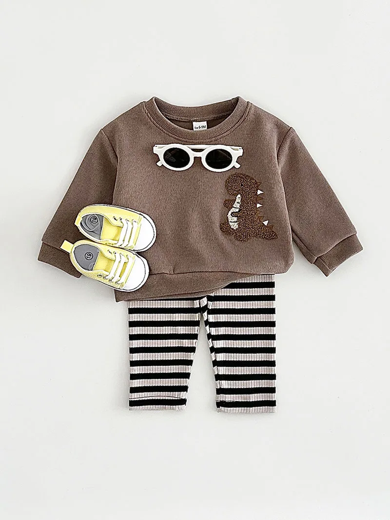Conjunto completo sudadera y pantalones a rayas