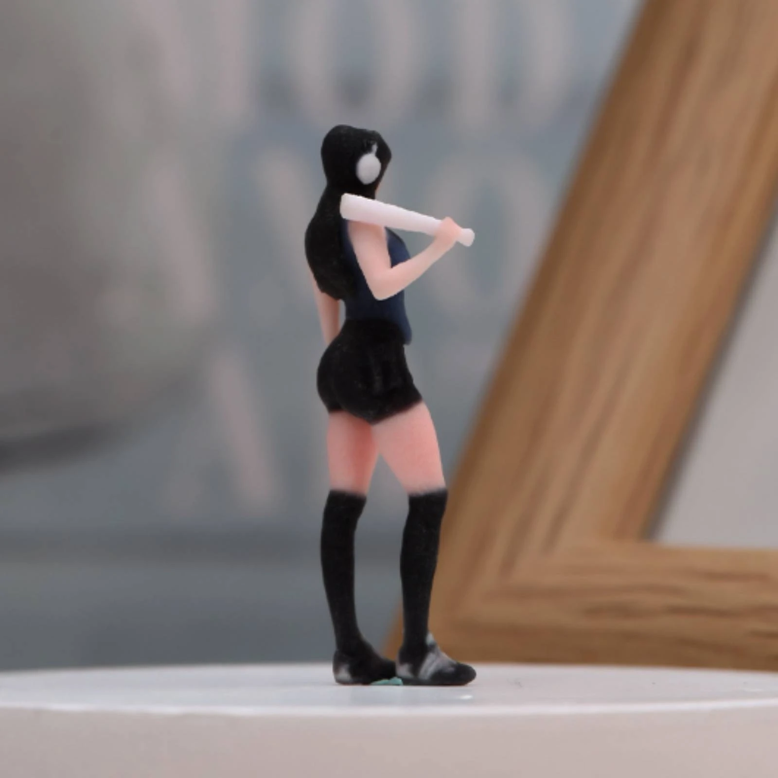 Figura coleccionable de chica estilo urbano realista y detallada - imagen 3