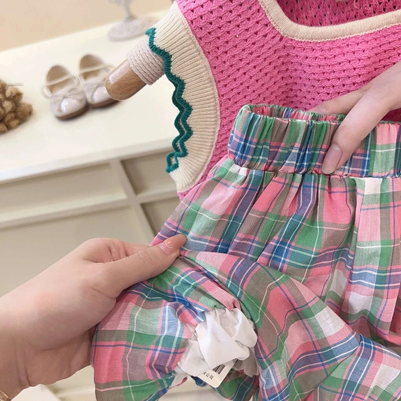 Conjunto rosa para niña: chaleco transpirable y shorts florales - imagen 3