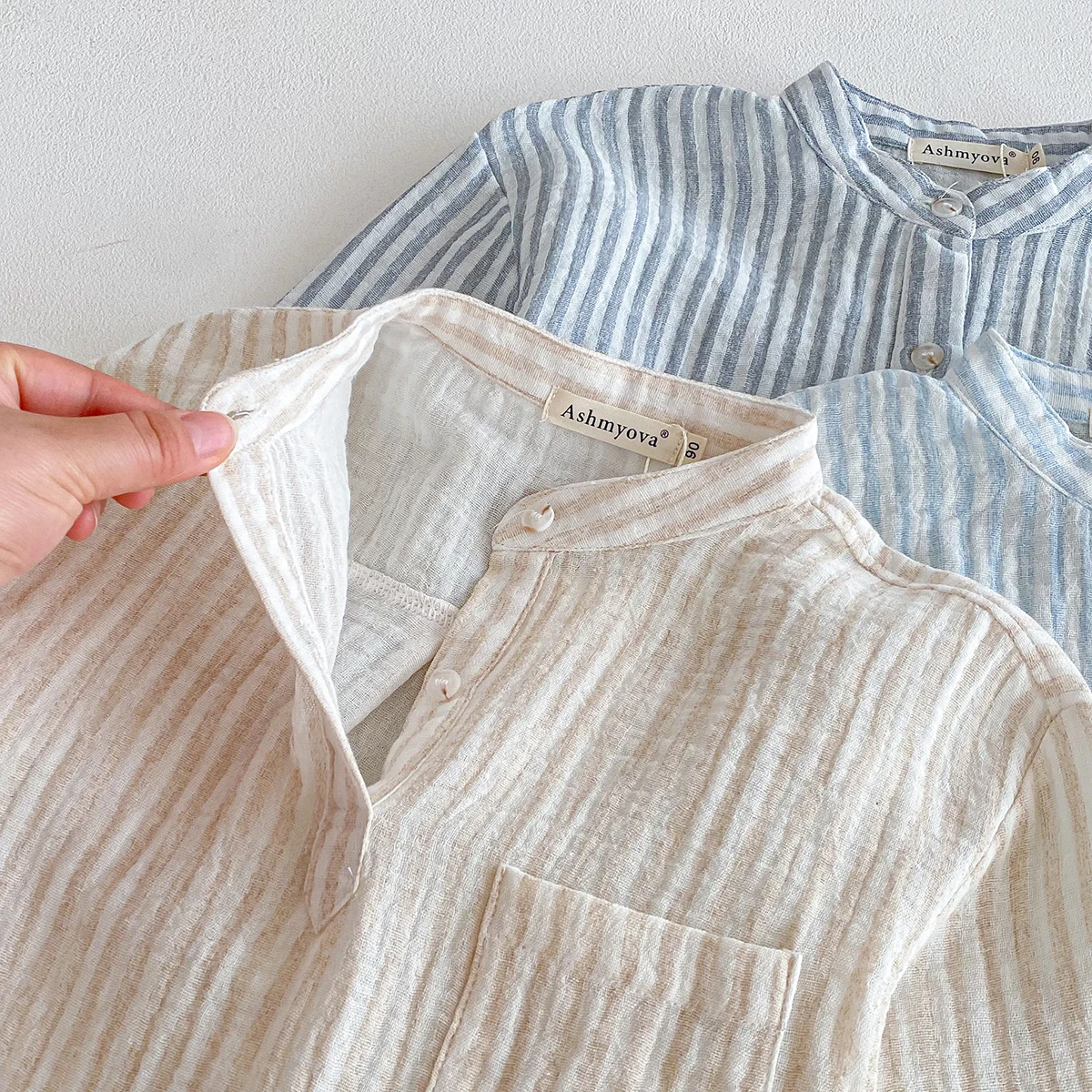 Camisa infantil de lino y algodón a rayas con bolsillo Henley - imagen 2