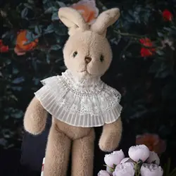 Peluche conejo de orejas largas con bufanda para decoración y juego