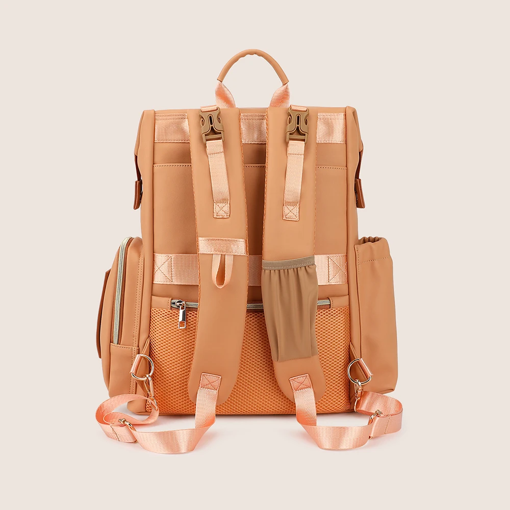 Mochila pañalera minimalista beige claro con bolsillos exteriores - imagen 2