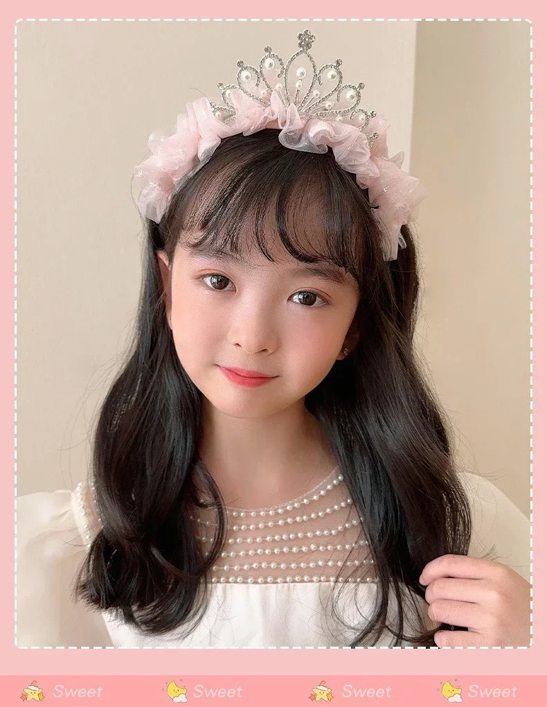 Niña con diadema de princesa brillante