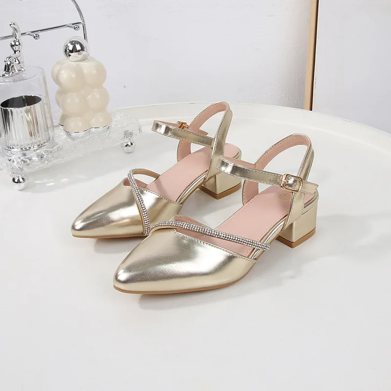 Sandalias tacón alto de niña con pedrería estilo princesa