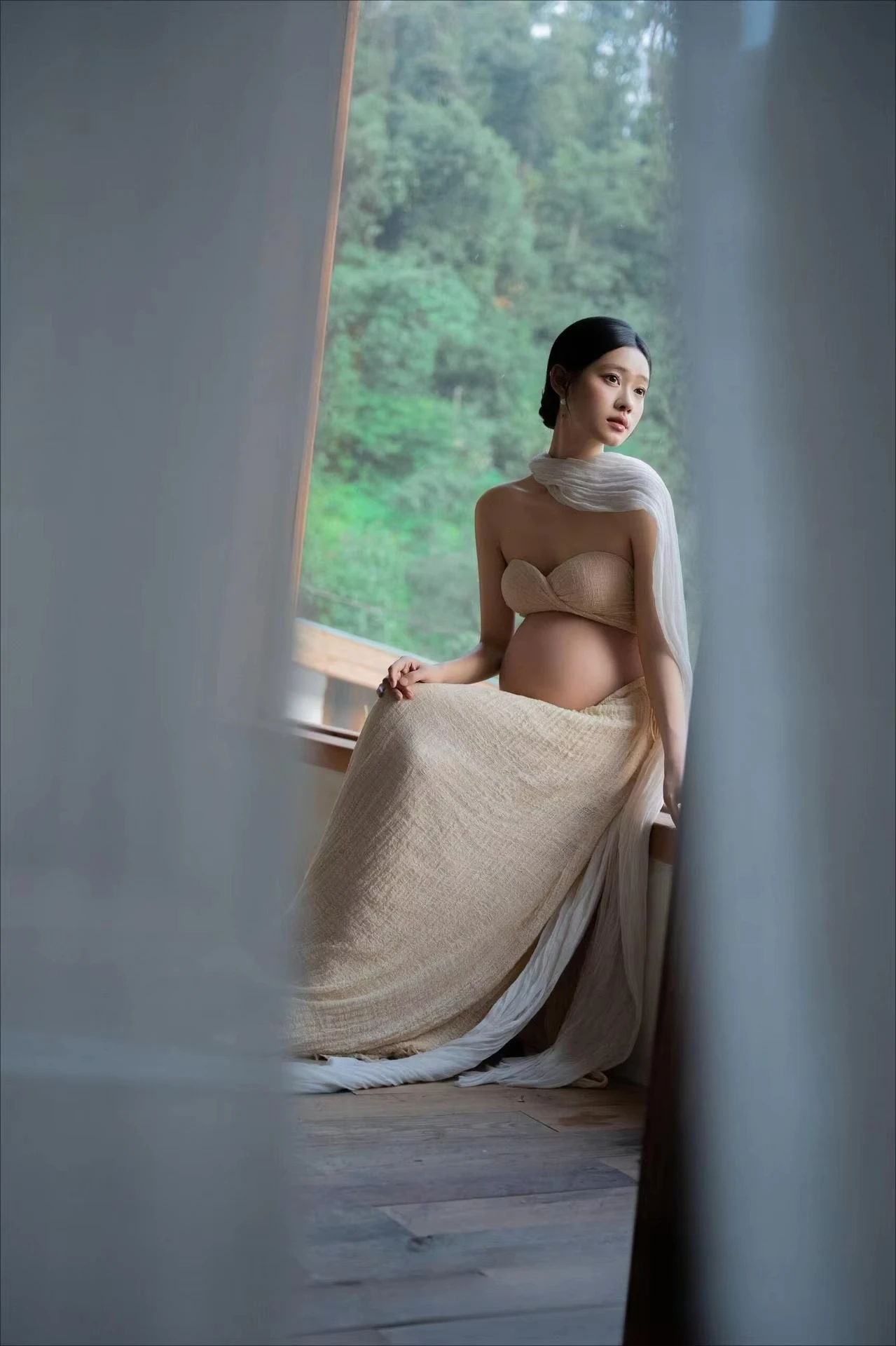 Vestido de maternidad retro elegante con velo para sesión en estudio - imagen 4