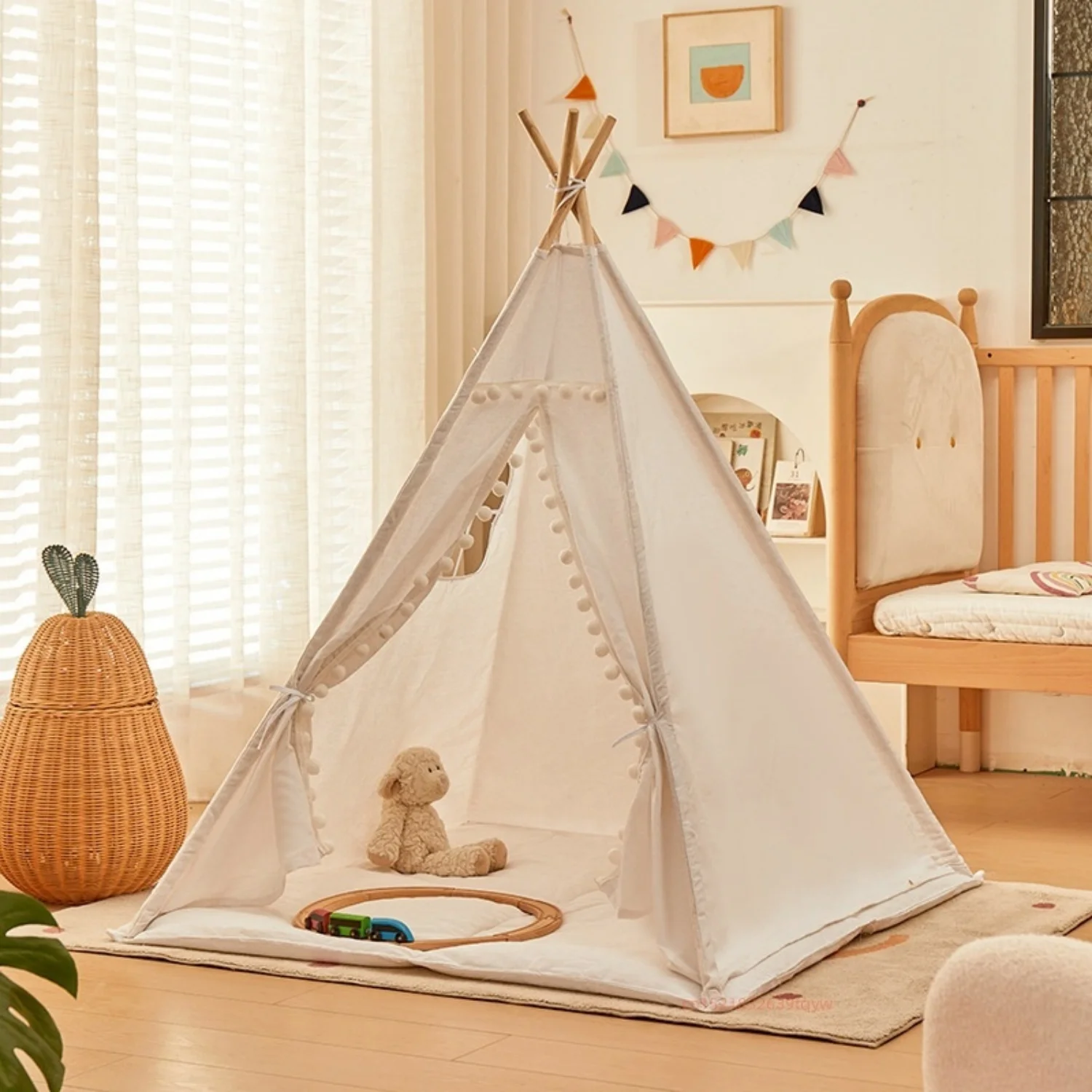 Interior de la tienda tipo Wigwam con cortinas cerradas