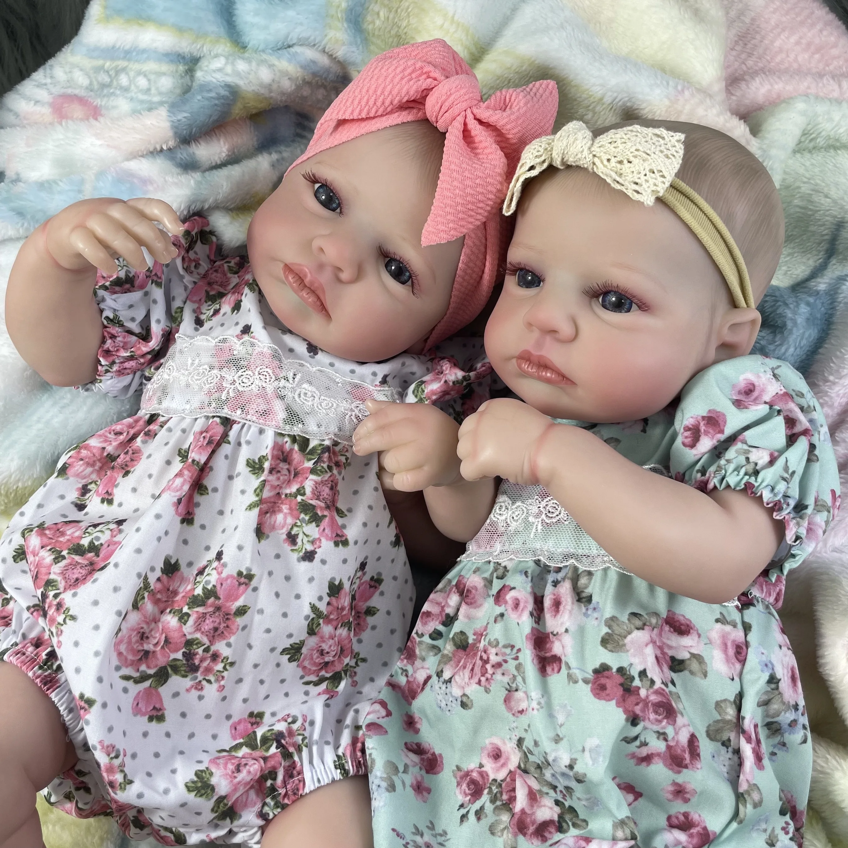 Muñeca reborn con ojos azules abiertos y pestañas