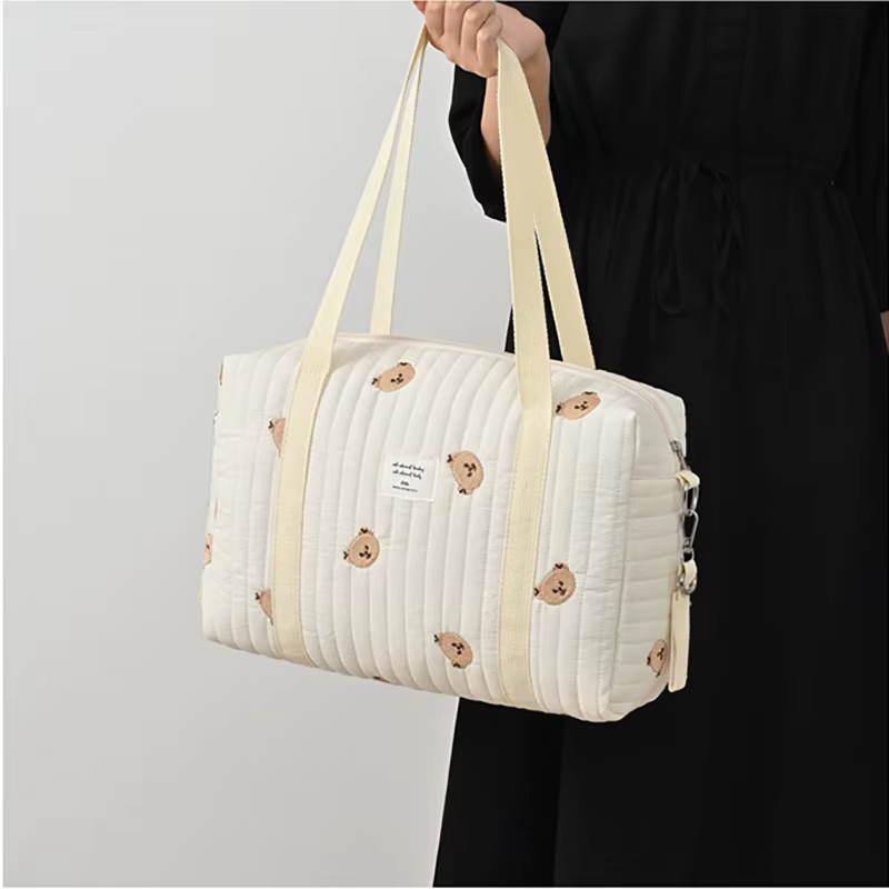 Bolso colgante enganchado a un carrito de bebé