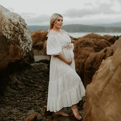 Vestido de maternidad blanco para fotos con hombros descubiertos