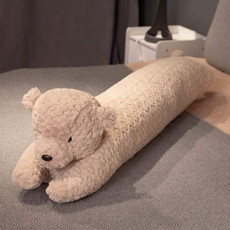 Peluche largo usado como apoyo corporal en la cama