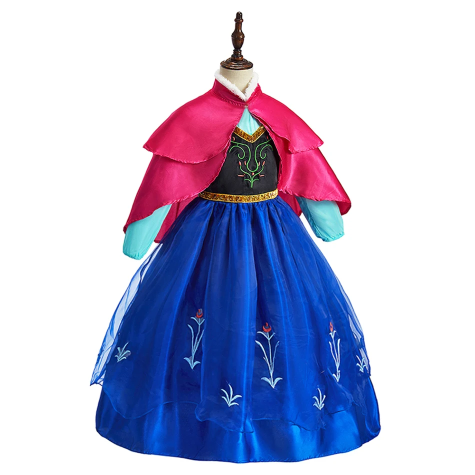 Vista frontal del vestido con cuello alto