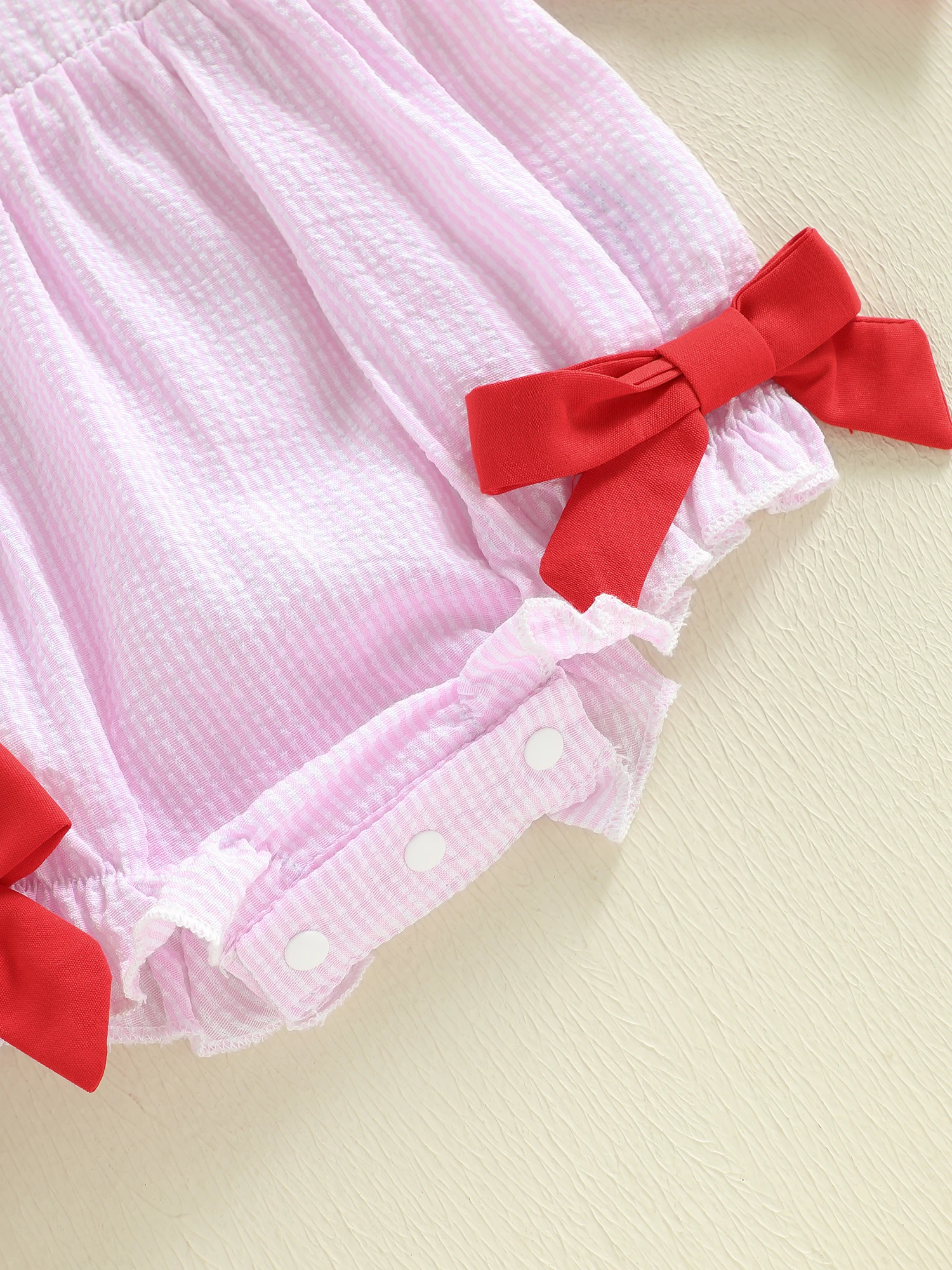 Detalle del bordado de corazón y estampado a rayas