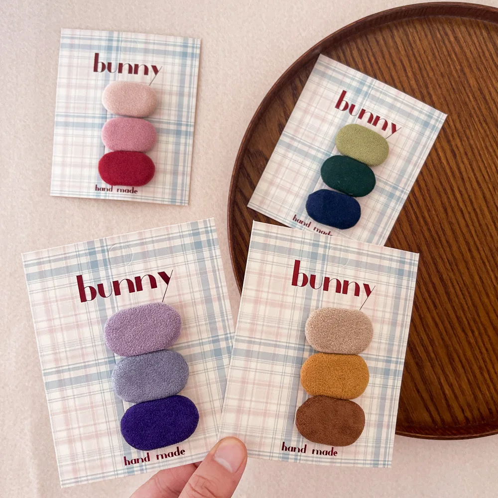 Clip Baobao colocado en cabello infantil