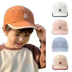 Gorra de béisbol infantil con letras bordadas y protección UV