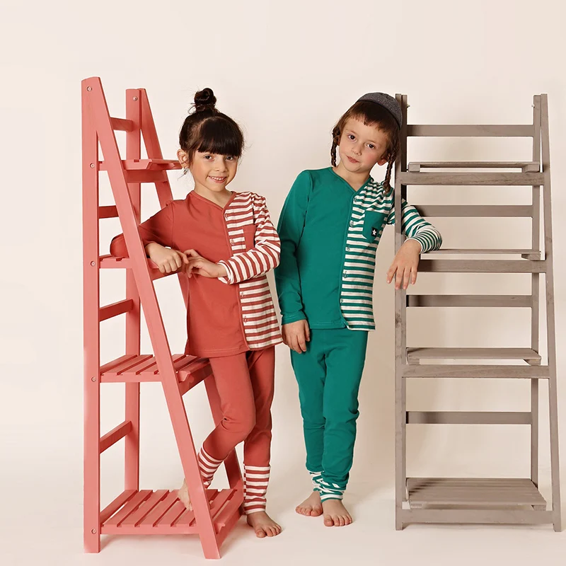 Pijama infantil a rayas con apertura frontal y manga larga - imagen 2