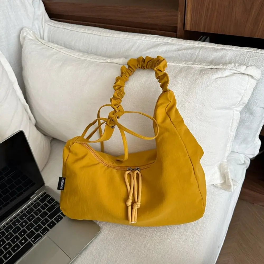 Bolso dumpling plisado de nailon ligero con cordón para hombro - imagen 2