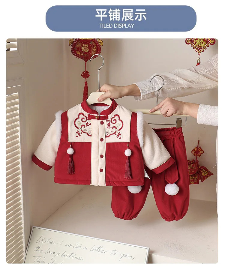 Conjunto completo de bebé con top de lana y bordado rojo