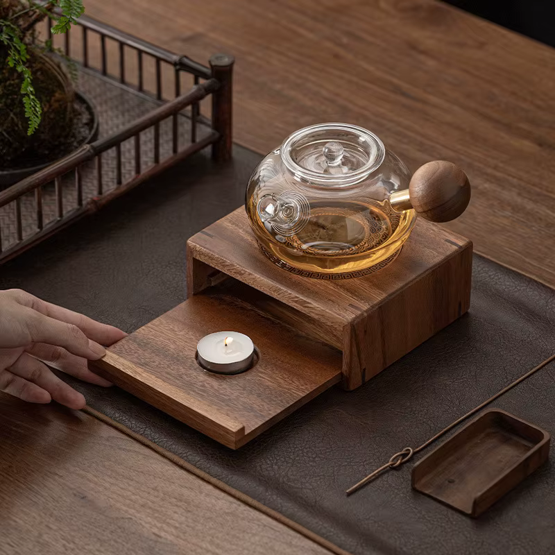 Calentador de tetera de madera en mesa