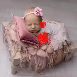 Cama de posar para sesiones de bebé con fondo decorativo y accesorios