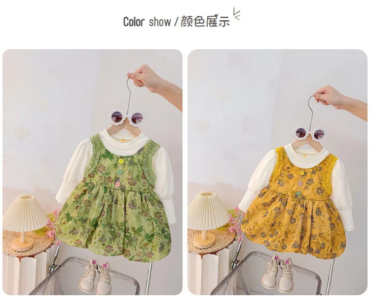 Vestido floral rosa con detalles de manga larga