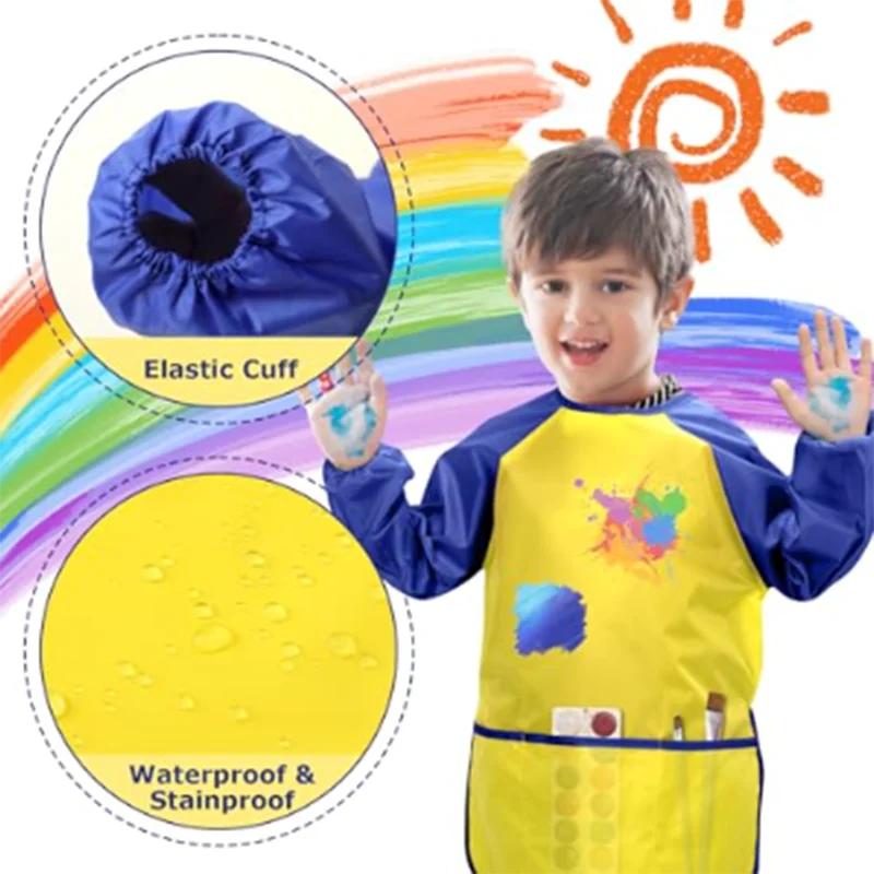 Delantal infantil colgado mostrando su diseño completo y el bolsillo frontal