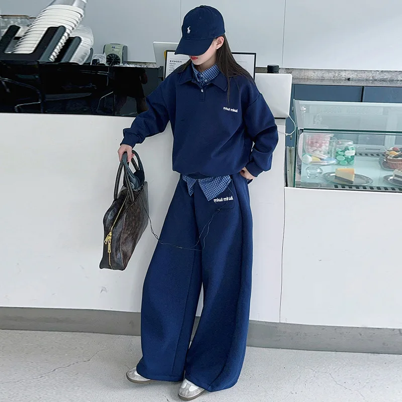 Conjunto de niña con sudadera otoñal, camisa a cuadros y pantalón