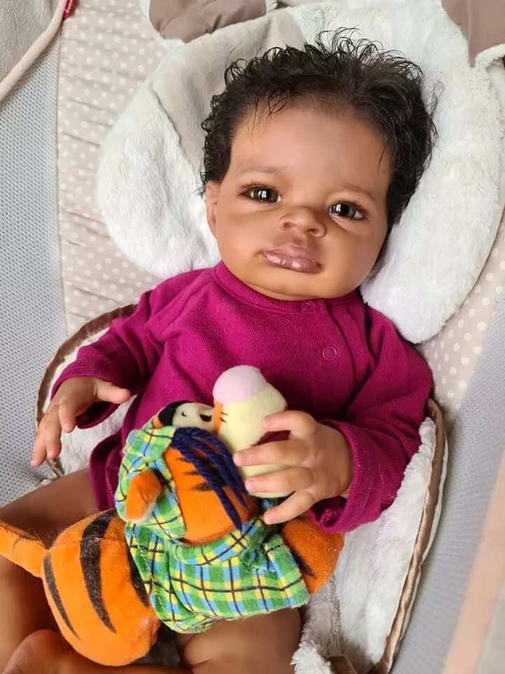 Lanny Reborn – Muñeca reborn artesanal realista de piel oscura - imagen 4
