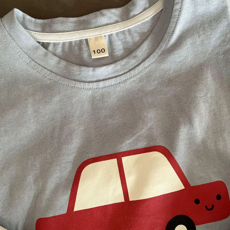 Detalle del estampado de coches del traje