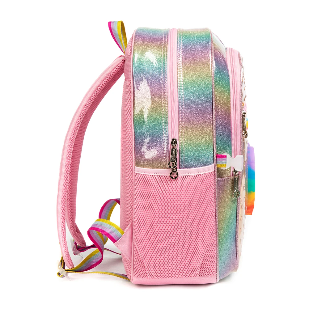 Niña usando la mochila en el colegio