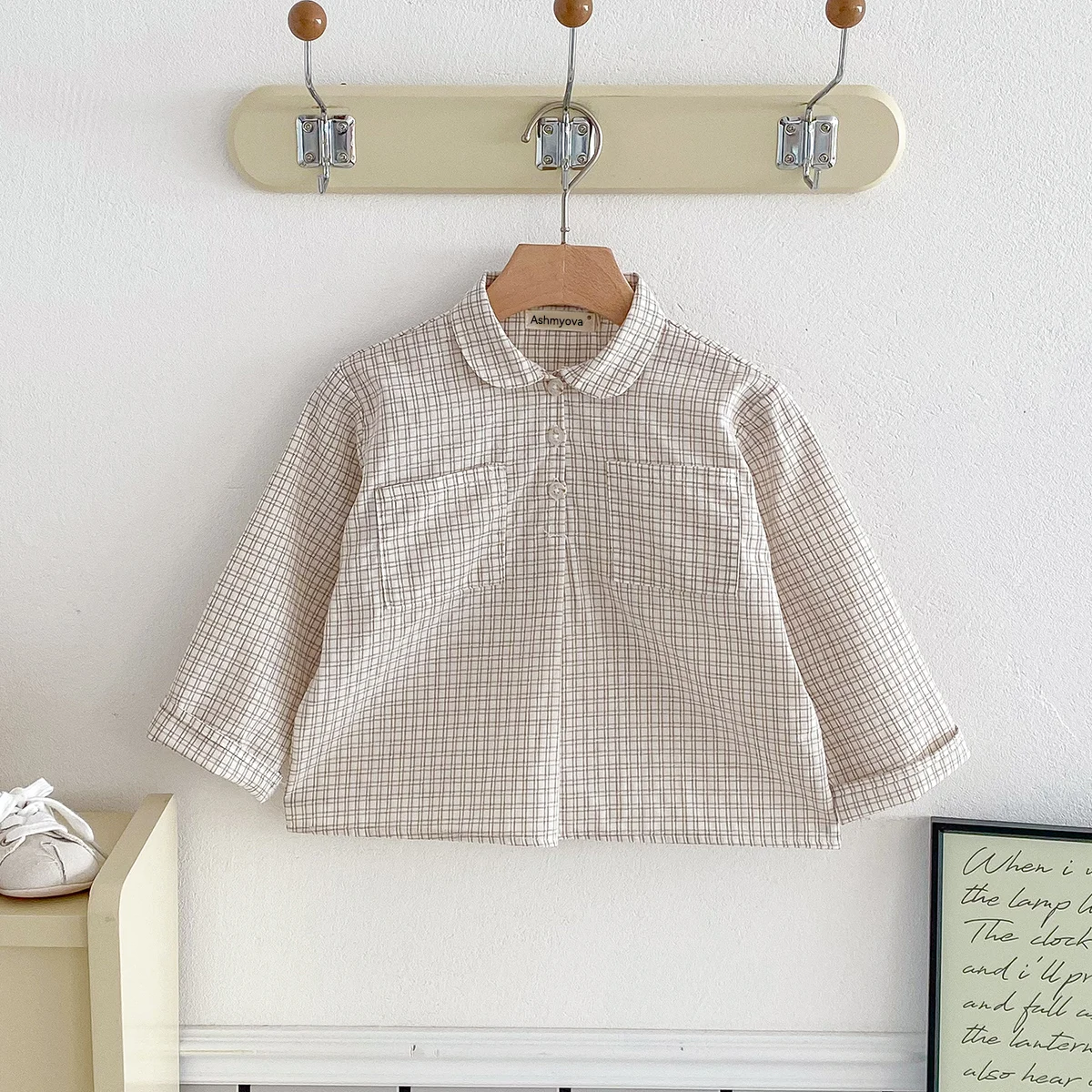 Detalle de tela y patrón a cuadros de la camisa infantil