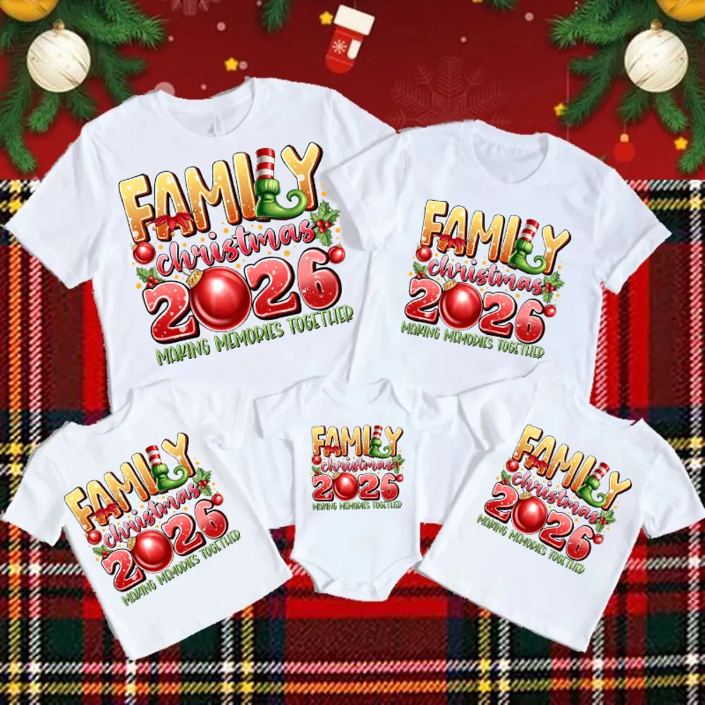 Familia navideña con camisas a juego