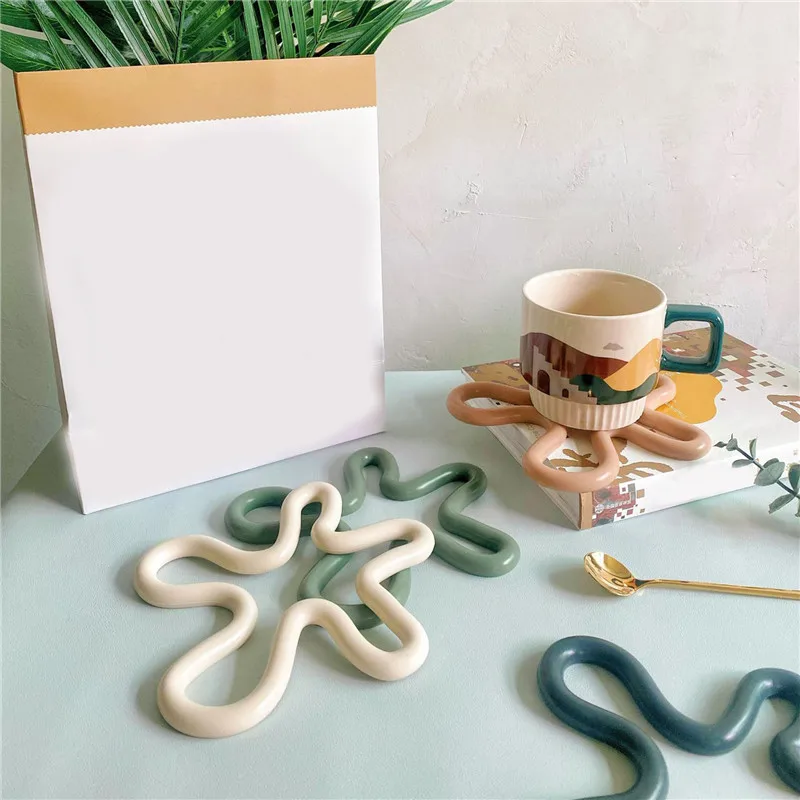 Alfombrilla de silicona resistente al calor con posavasos para cocina - imagen 4