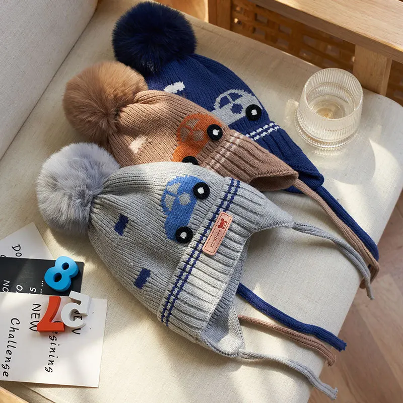 Gorro de invierno con orejeras y bola de piel sintética