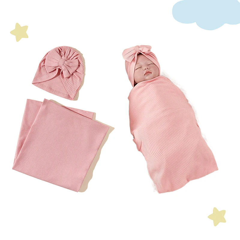 Conjunto manta y sombrero para bebé con patrones variados - imagen 4