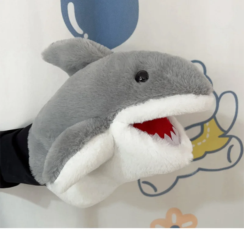 Marioneta de mano de tiburón gris con boca abierta
