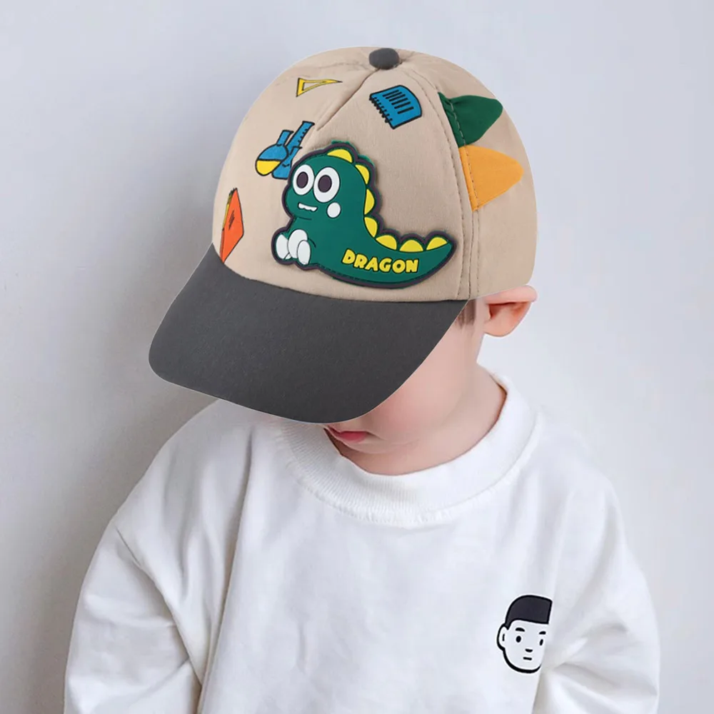 Niño usando gorra infantil verano
