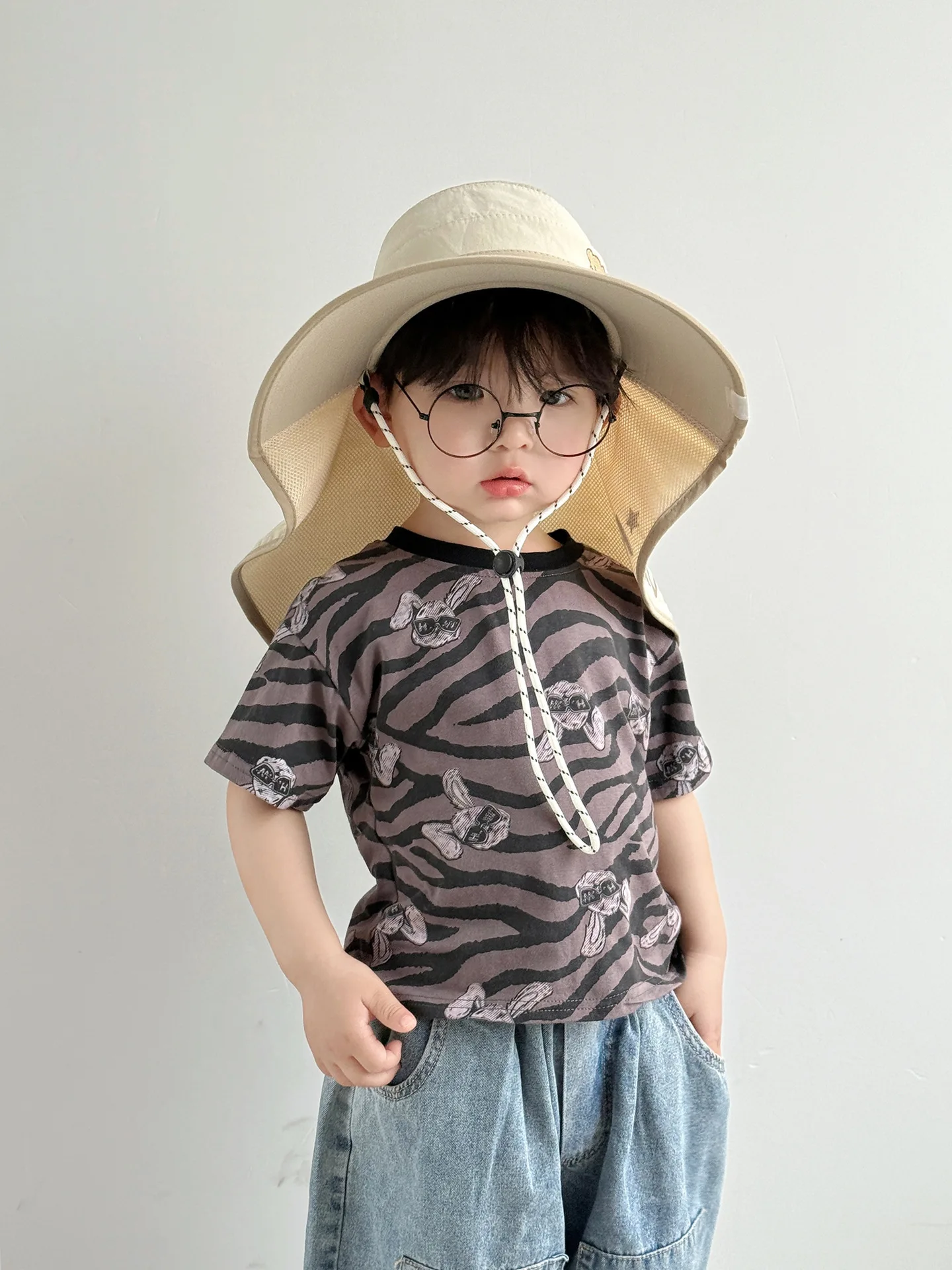 Niña disfrutando del sombrero