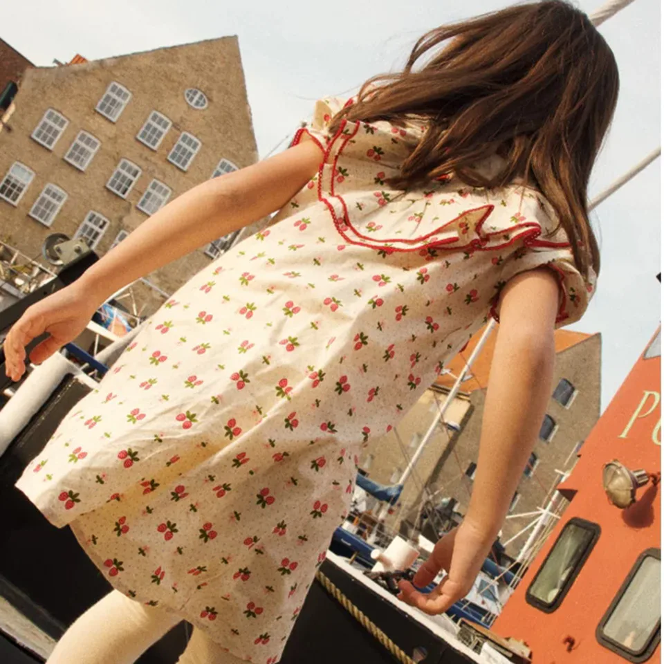 Vestido algodón estampado con fresas para niña en verano