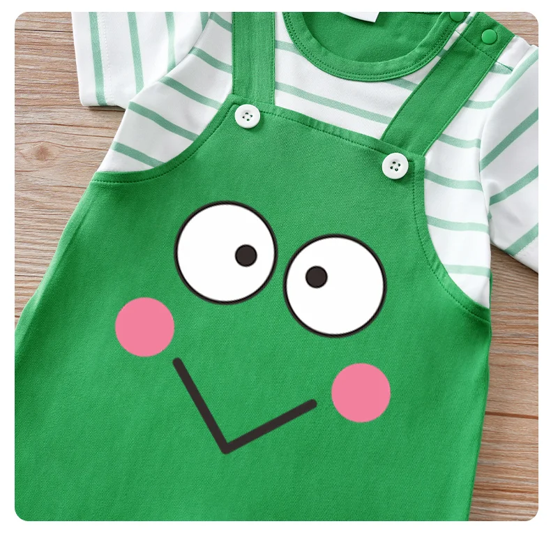 Estampado de rana verde en ropa de bebé