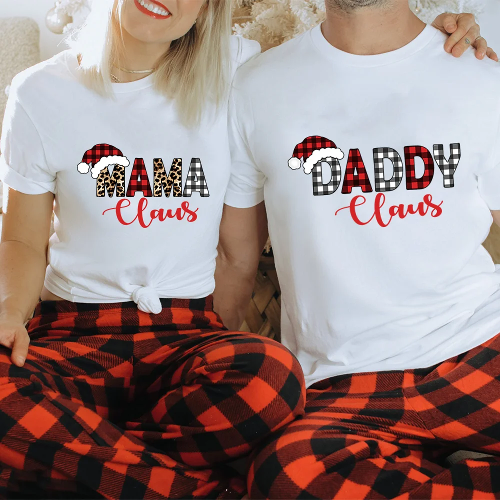 Familia vestida con camisetas coordinadas