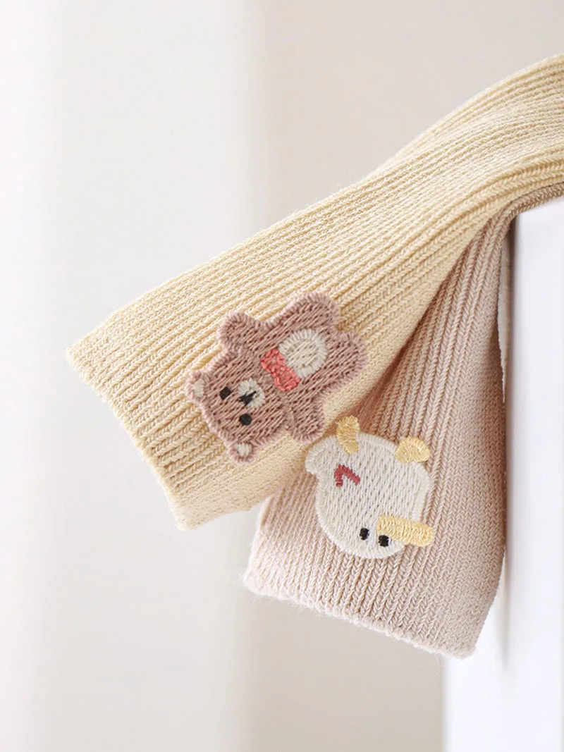 Detalle de diseño infantil: perros y caballo