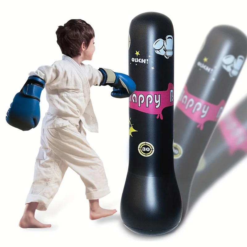 Saco de boxeo con guantes