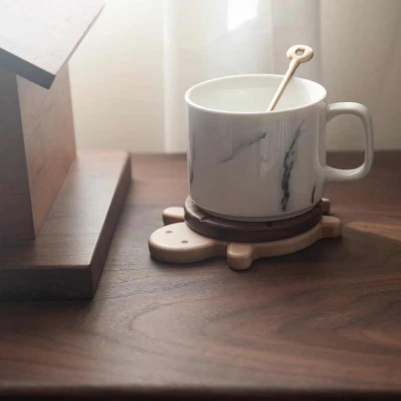 Estera bajo una tetera de cerámica en una mesa de madera