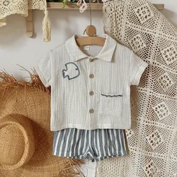 Conjunto bebé de lino bordado con pantalón corto a rayas veraniegas