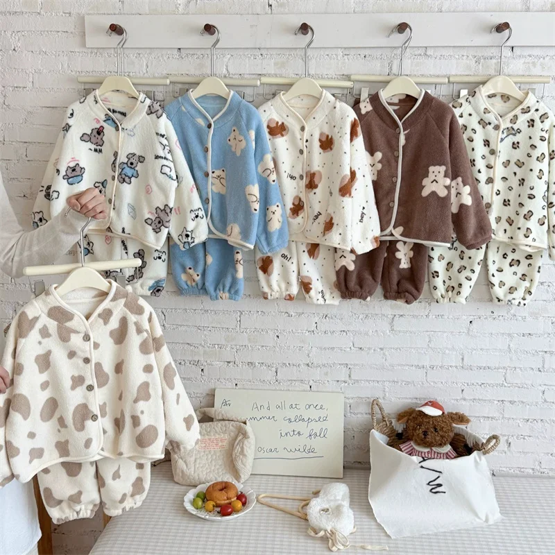 Niños con conjunto de lana y pantalón acolchado en invierno