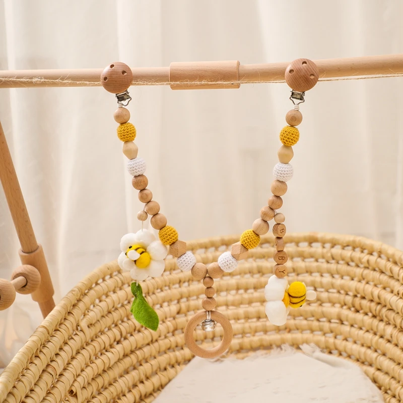 Detalle de las piezas de madera y cuentas textiles