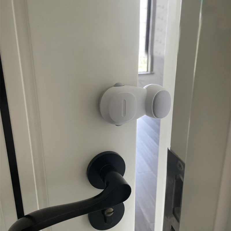Protector de dedos antipinzamiento con tope giratorio para puertas