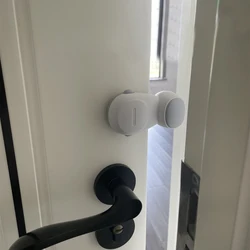 Protector de dedos antipinzamiento con tope giratorio para puertas