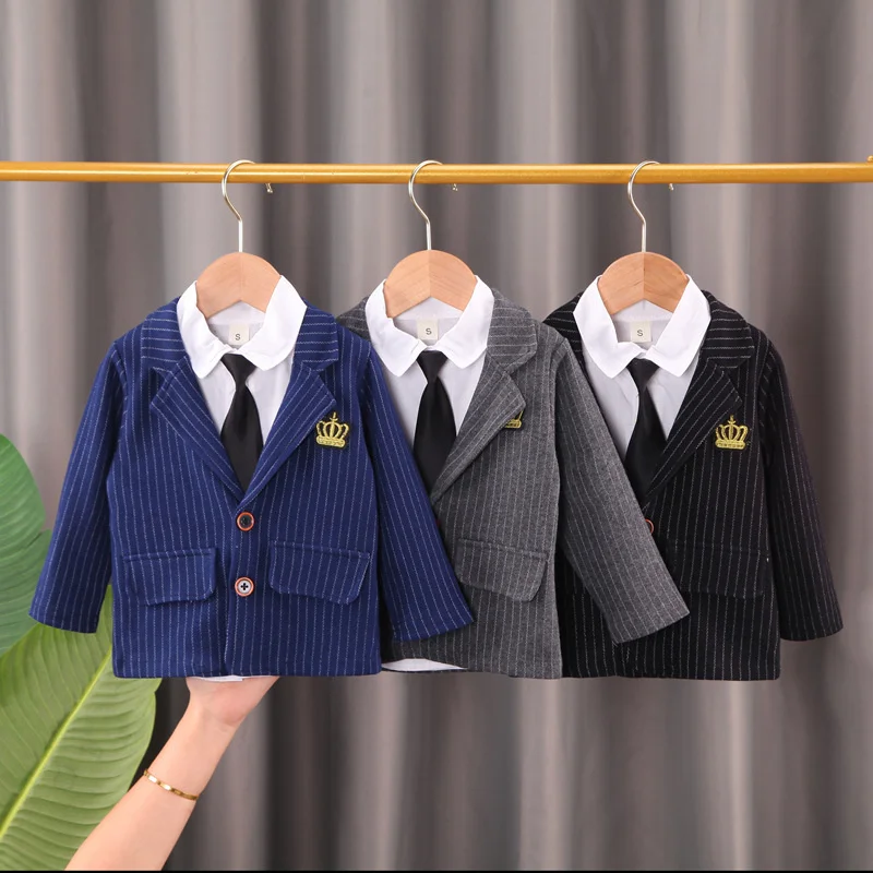 Conjunto de ropa para niño pequeño en tonos clásicos