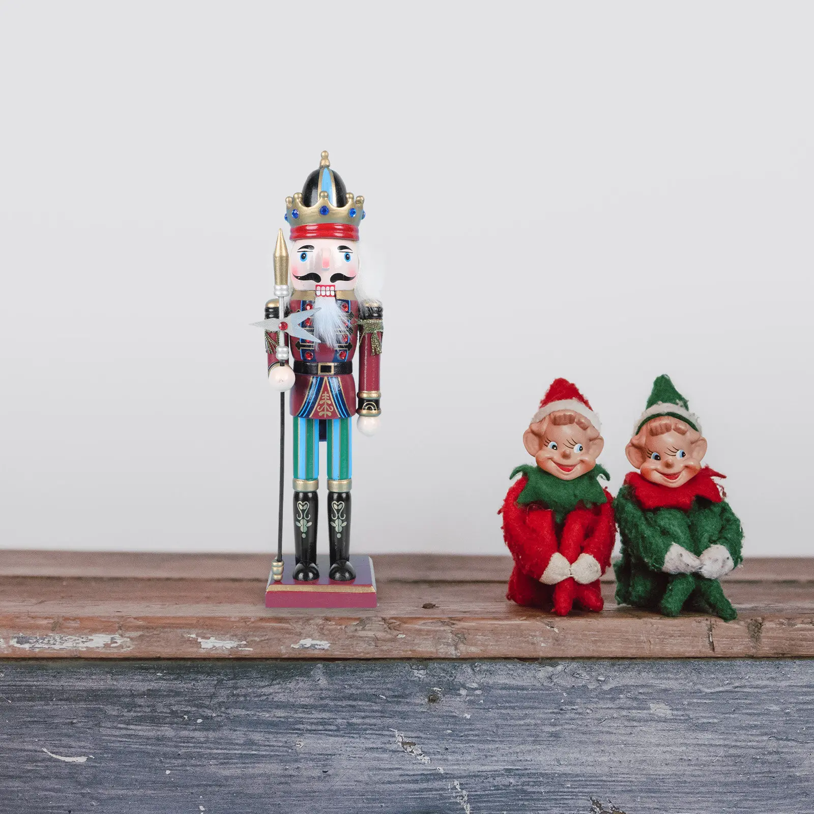 Cascanueces de madera pintado a mano – Adorno navideño clásico - imagen 4